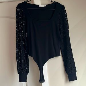 Lush crochet bubble sleeve bodysuit (L) NEW
